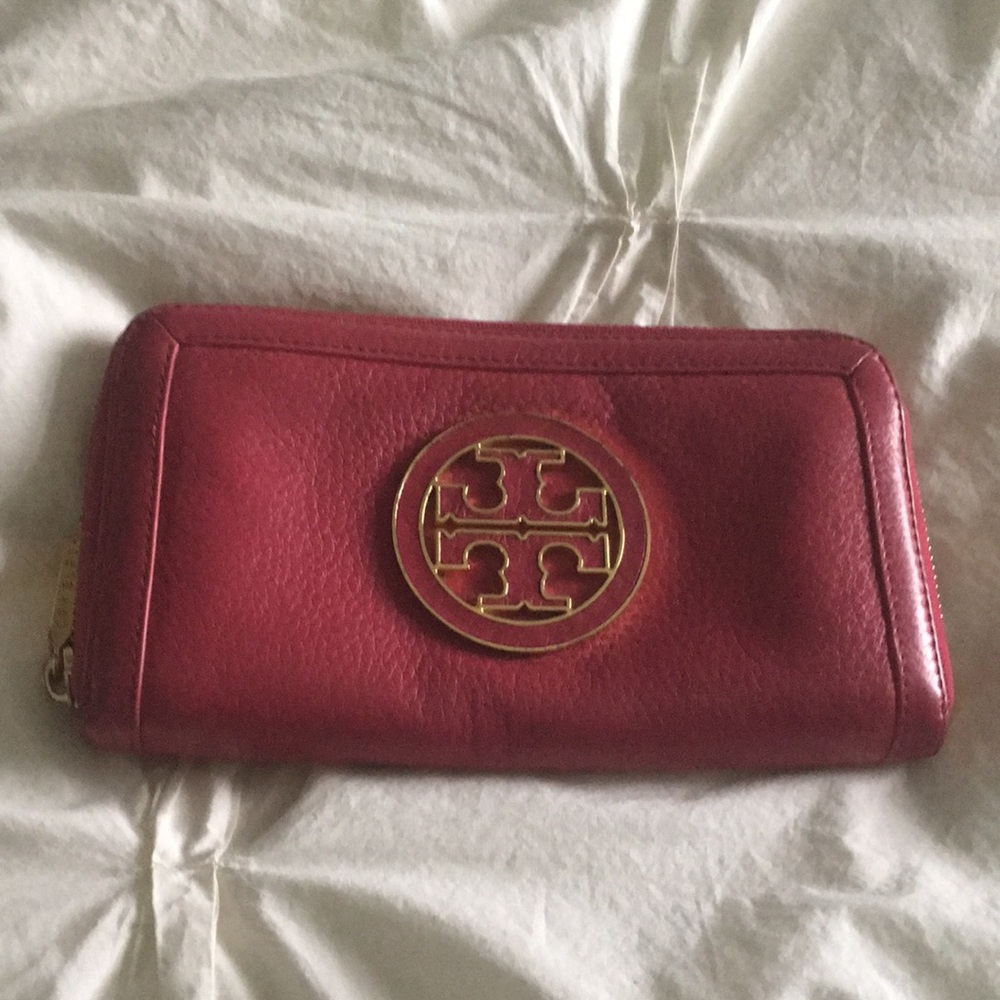 🔥SALE🔥💯Auth TORY BURCH FuschiaFull zip wallet .